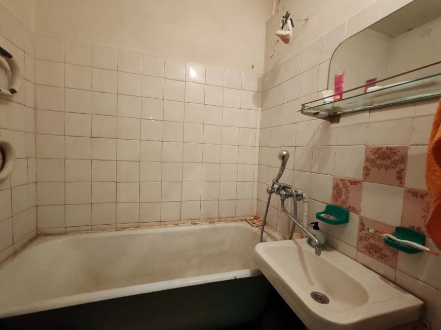 Трёшка на 2 этаже в микрорайоне. Без ремонта.