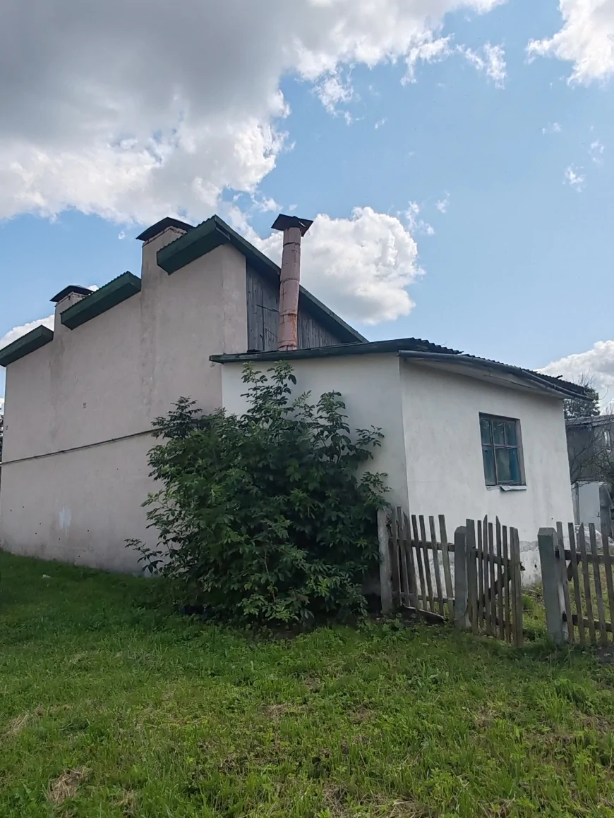 Дом с большим участком на набережной