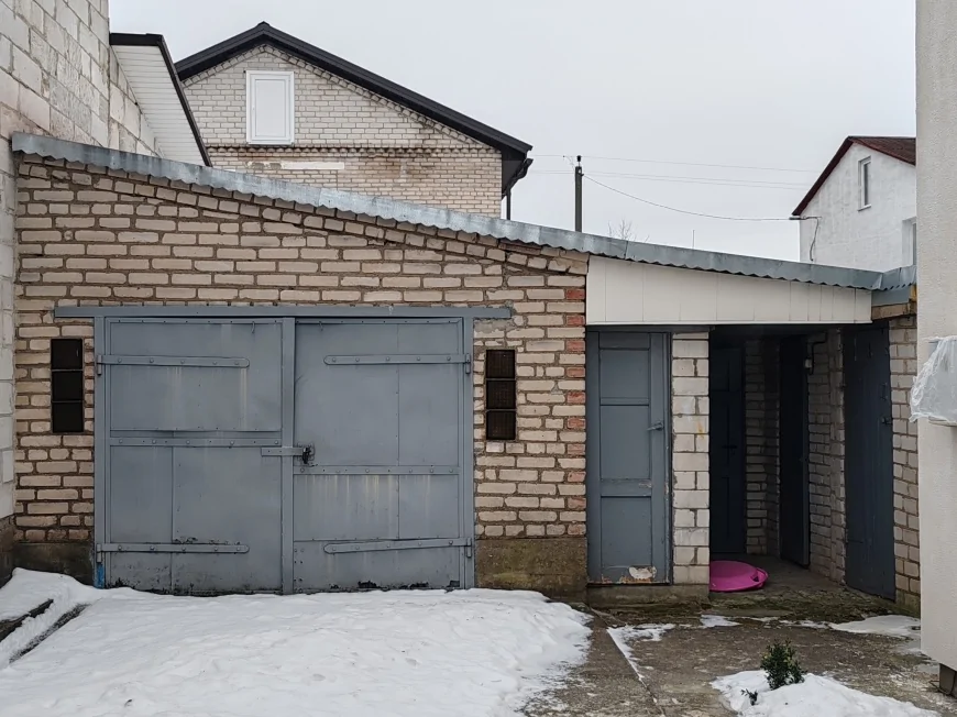 Два современных дома на одном участке