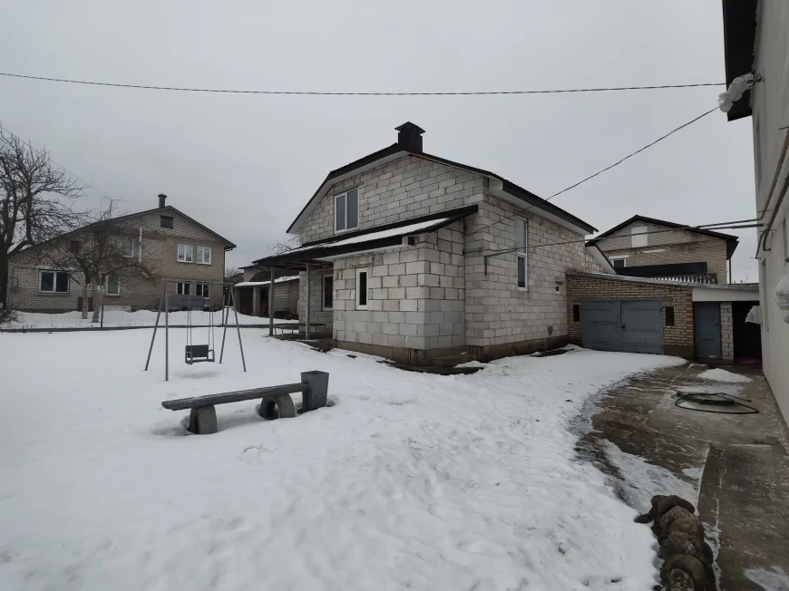 Два современных дома на одном участке