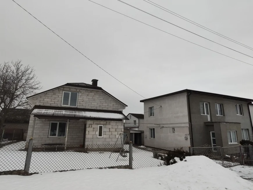 Два современных дома на одном участке