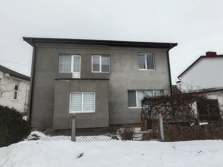 Два современных дома на одном участке