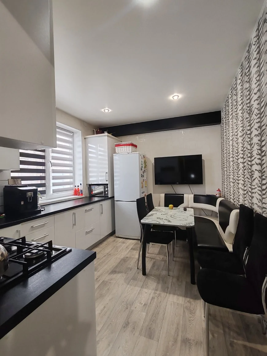 Два современных дома на одном участке