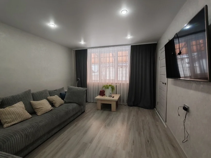 Два современных дома на одном участке