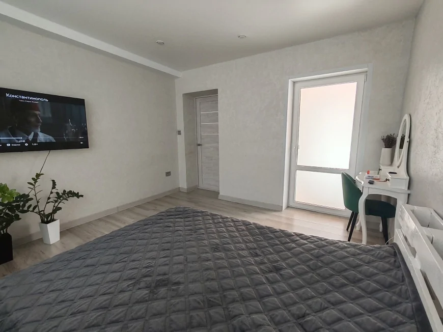 Два современных дома на одном участке