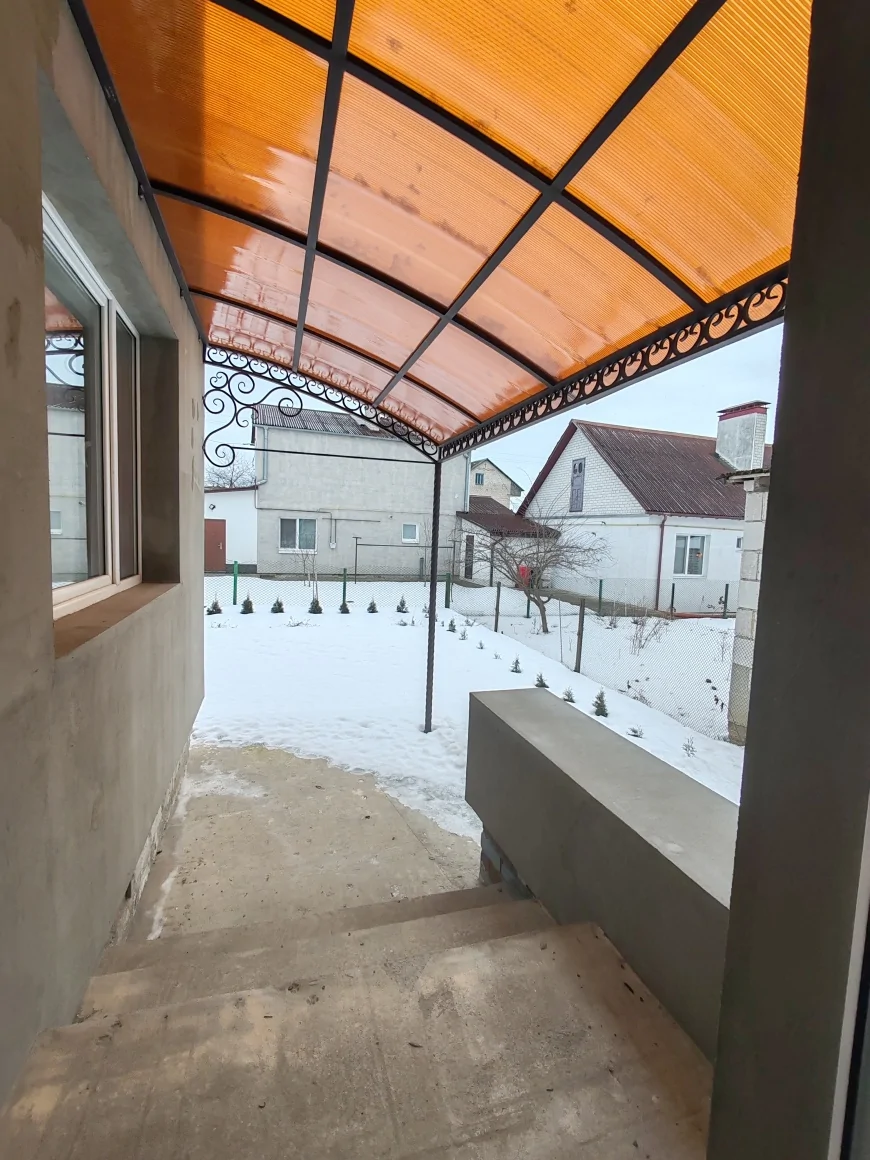 Два современных дома на одном участке