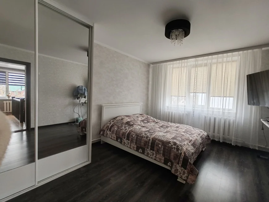 Два современных дома на одном участке